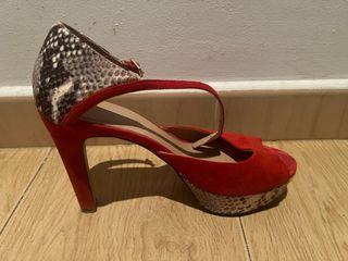 Tacones rojos con estampado de serpiente