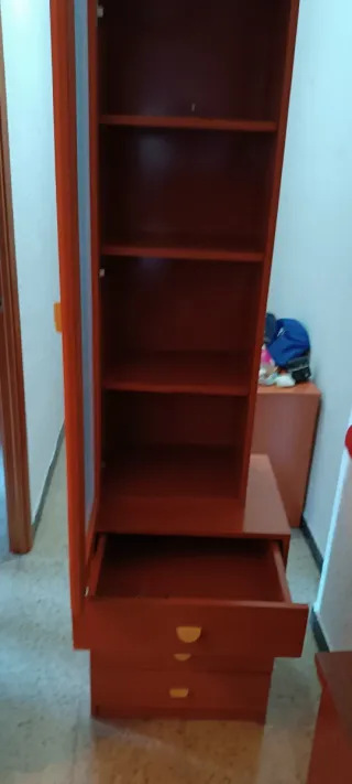 Vendo Vitrina cajonera con estanterias
72 y 120.