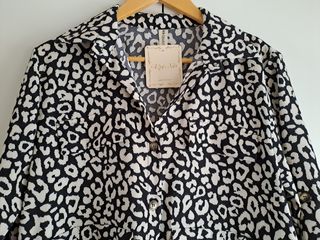 Vestido camisero estampado manga larga.
