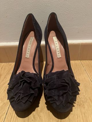 Tacones negros con flor