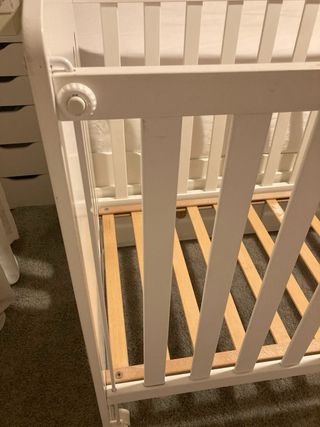 Cuna de madera blanca con osito