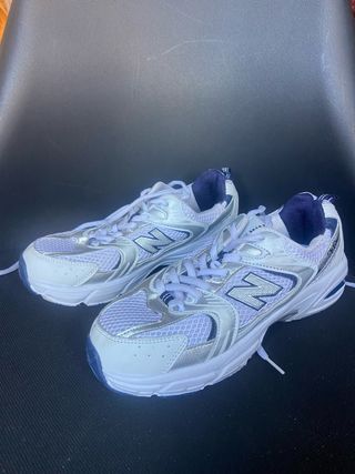 Zapatillas New Balance Plata y Blanco