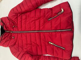 Chaqueta acolchada roja con cremalleras