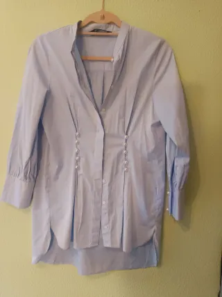 Camisa azul con botones de perla