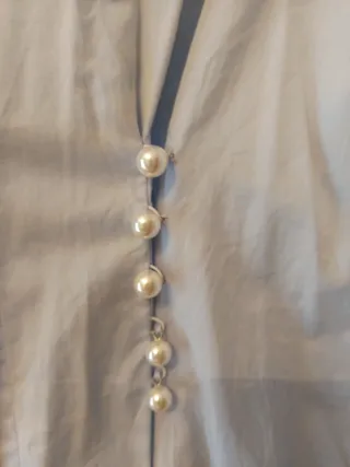 Camisa azul con botones de perla