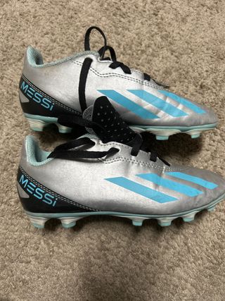 Botas de fútbol Adidas Messi plateadas talla 32