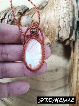 Collana con ciondolo in macrame con scolecite