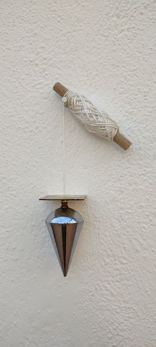 Plomada de albañil con hilo