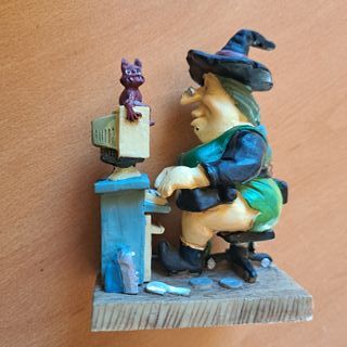 Figura Bruja Informática Resina
