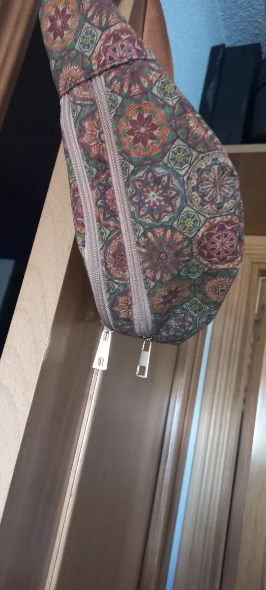 Riñonera multicolor con estampado étnico