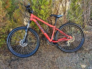 Bicicleta de Montaña Qüer Dusk Rojo y Negro.