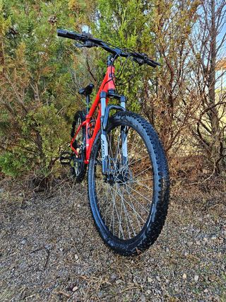 Bicicleta de Montaña Qüer Dusk Rojo y Negro.