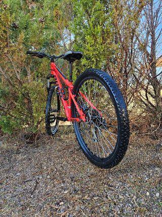 Bicicleta de Montaña Qüer Dusk Rojo y Negro.