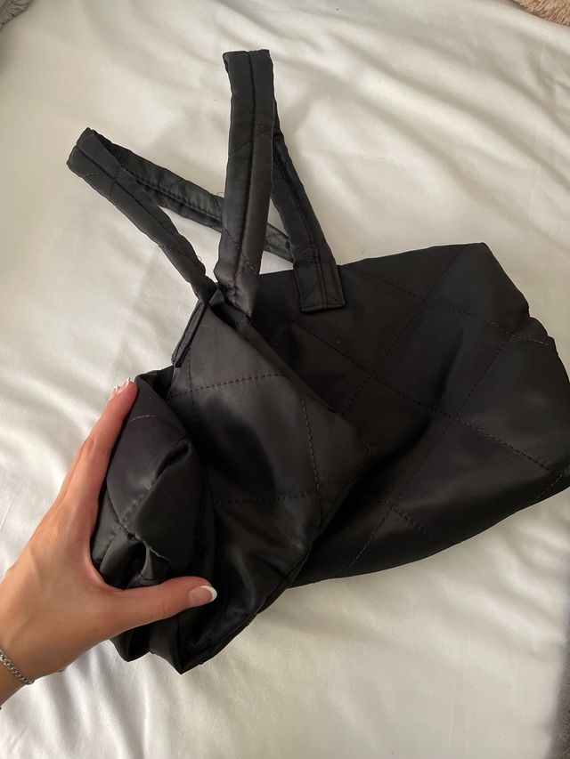 Bolso negro acolchado