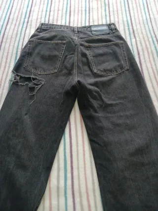 Pantalón vaquero negro desgastado