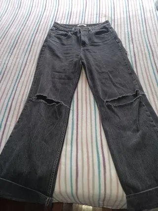 Pantalón vaquero negro desgastado