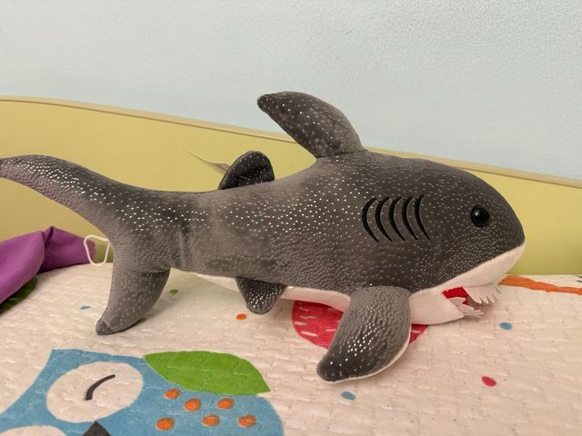 Peluche Tiburón Gris con Lunares Brillantes