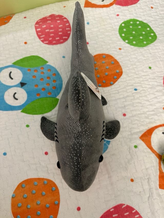 Peluche Tiburón Gris con Lunares Brillantes