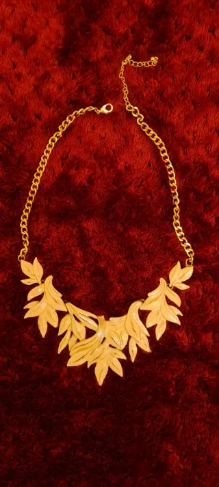 Collar fantasía hojas doradas