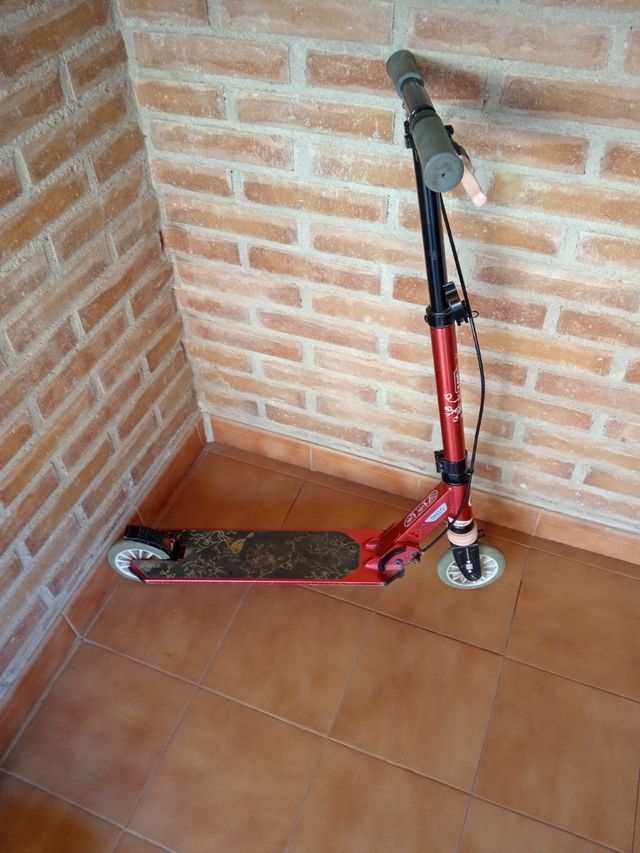 Patinete rojo con ruedas