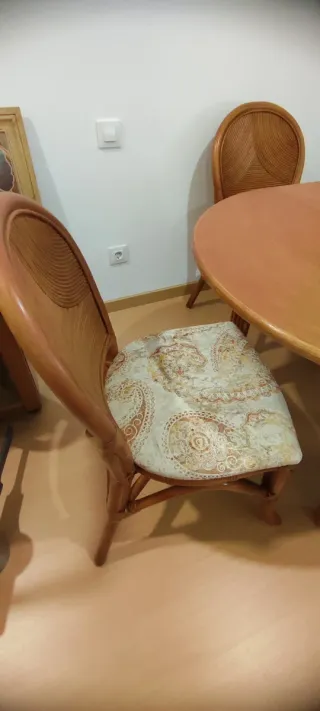 Mesa extensible y 4 sillas de madera