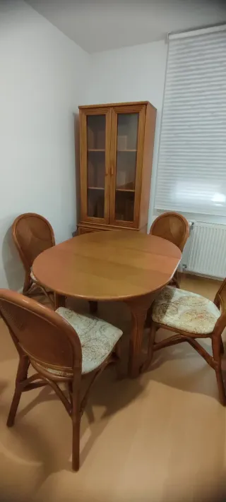 Mesa extensible y 4 sillas de madera