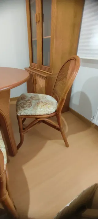 Mesa extensible y 4 sillas de madera