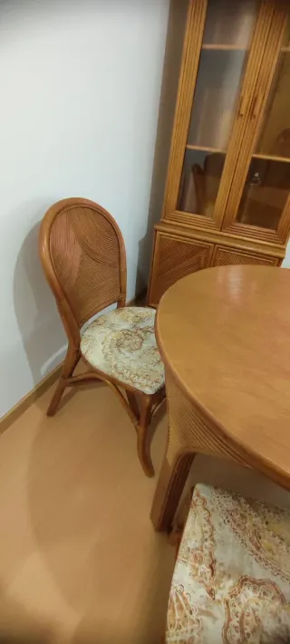 Mesa extensible y 4 sillas de madera