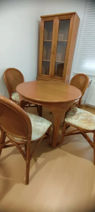 Mesa extensible y 4 sillas de madera