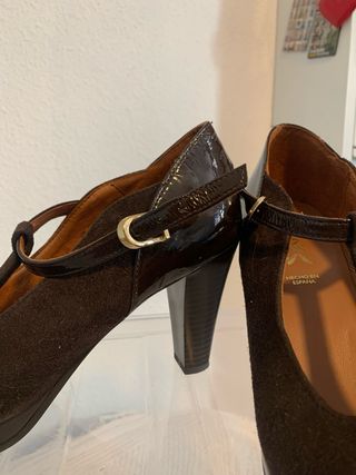 Zapato de piel marrón con tira