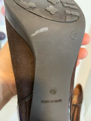 Zapato de piel marrón con tira