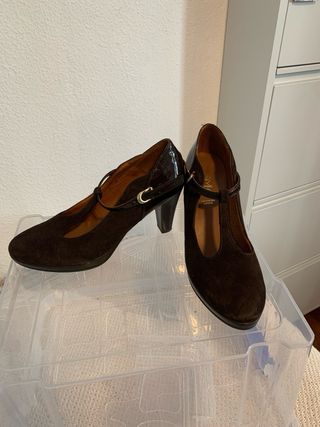 Zapato de piel marrón con tira