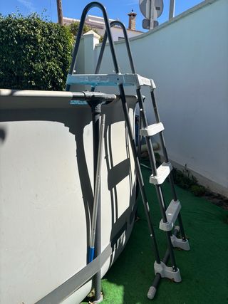 Escalera Piscina Intex Metal y Plástico