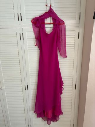 Vestido de fiesta fucsia con chal