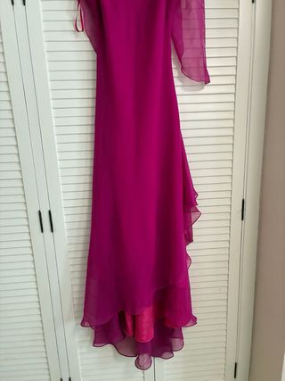 Vestido de fiesta fucsia con chal
