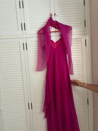 Vestido de fiesta fucsia con chal