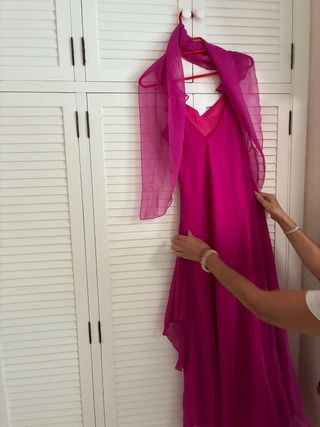 Vestido de fiesta fucsia con chal