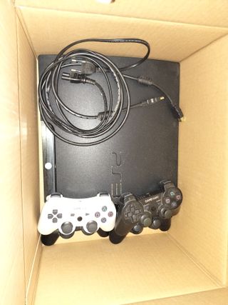 PlayStation 3 con mandos y juegos