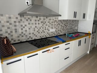 Cocina moderna blanca y plateada
