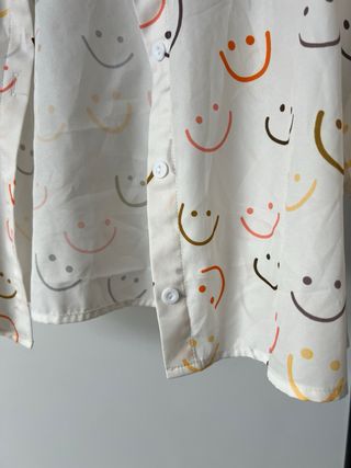 Camisa blanca con estampado de sonrisas