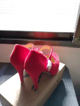 Zapatos de tacón alto de terciopelo rojo