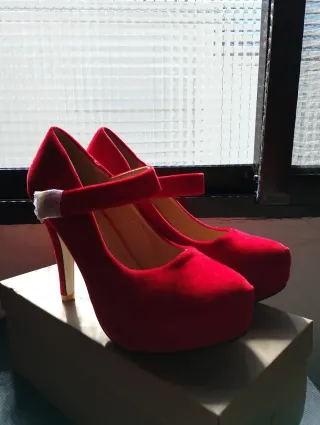 Zapatos de tacón alto de terciopelo rojo