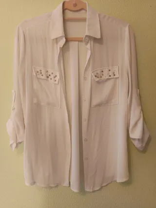 Camisa blanca con perlas en bolsillos