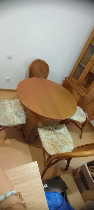 Conjunto mesa, sillas y vitrina.
Precio conjunto
