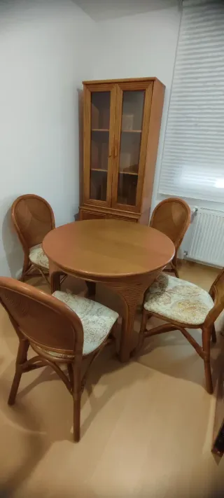 Conjunto mesa, sillas y vitrina.
Precio conjunto
