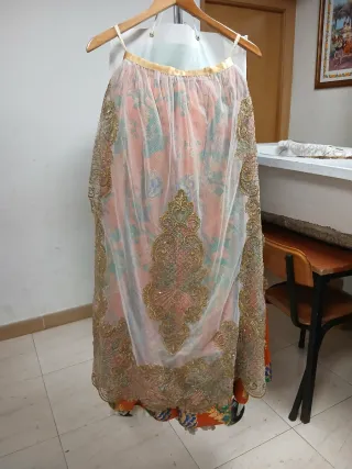 Traje de Fallera con bordados dorados