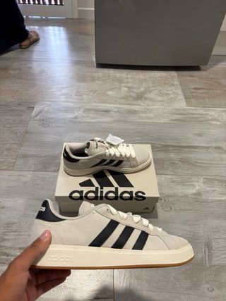Zapatillas Adidas Beige y Negro