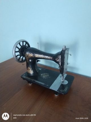 Máquina de coser antigua restaurada