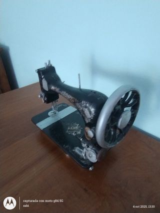 Máquina de coser antigua restaurada