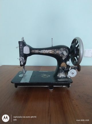 Máquina de coser antigua restaurada
